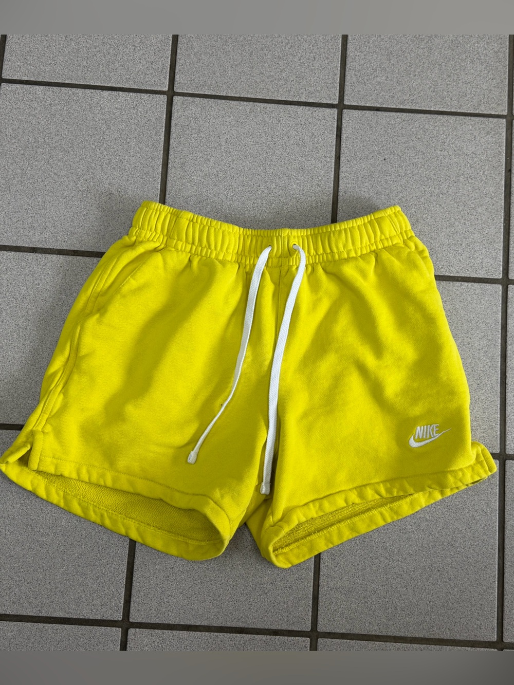 Nike Club Fleece French Terry Flow Shorts Men’s Small Opti Yellow